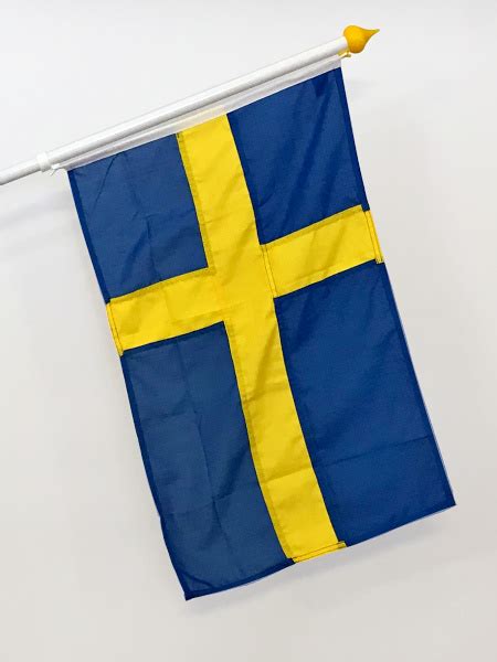 Sveriges flagga, eller som den ibland kallas, flamma stolt, är en fosterländsk sång skriven 1916 för manskör av hugo alfvén och texten är av k.g. Fasadflaggor.nu - Sverige Flagga