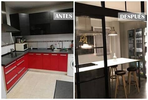 Puertas de cristal correderas para cocinas. Una cocina con isla y puertas correderas de cristal con ...