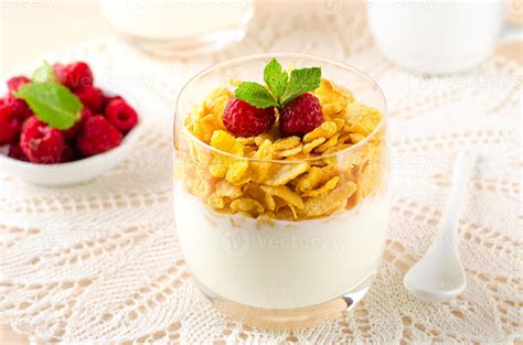 Desayuno Con Hojuelas De Cereal Yogurt Y Frambuesas Frescas 777105