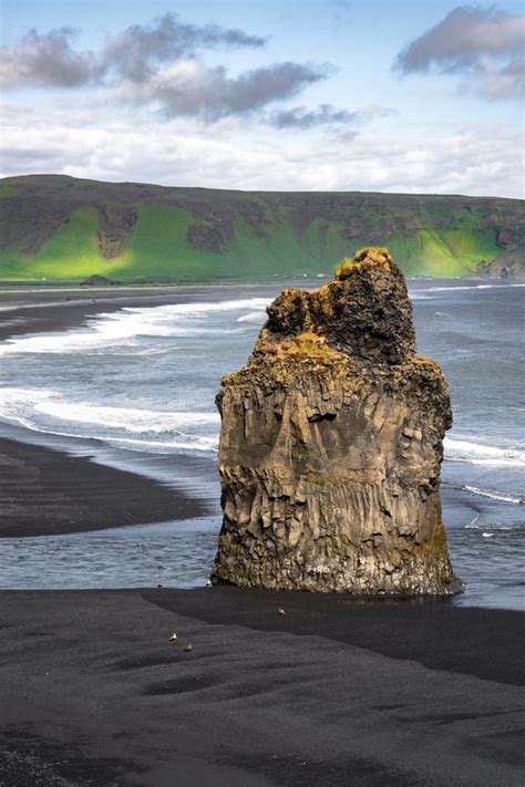 Playa De Arena Negra En Vik Islandia Gran Roca Solitario Con Océano De