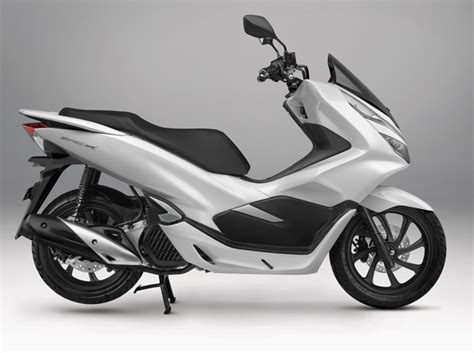 Kemudian pada bagian temat duduk, honda mebuatnya dengan. All New Honda PCX 150 White Press shot right side