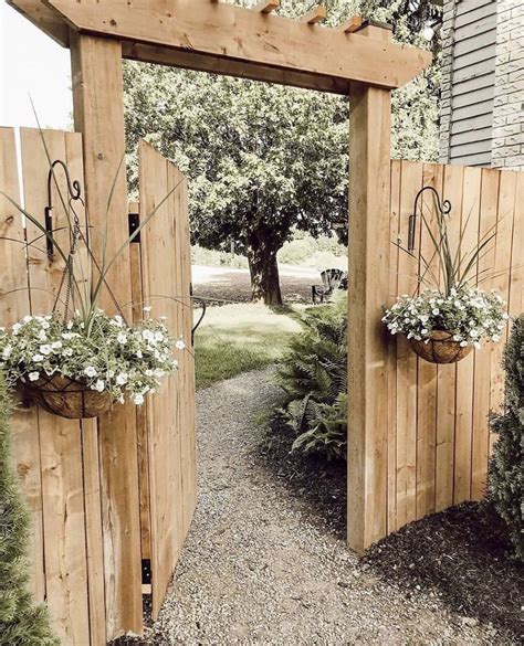 36 Fabulous Farmhouse Fence Ideas For Front Yard Backyard Gates