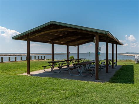 In 1932, bank robbers bonnie and clyde's cohort, raymond nicknamed land cruise ship, there are dozens of waterslides, pools, lazy rivers, and a water play area for young children. Cedar Hill Marina and Park