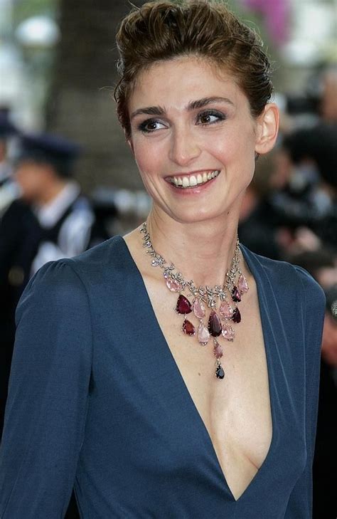 She is an actress and producer, known for raw (2016), 8 fois debout (2009) and sélect hôtel (1996). julie gayet