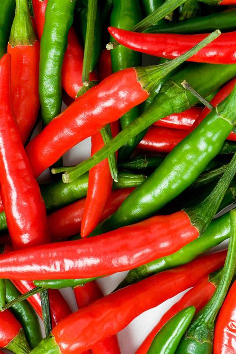 Medium Hot Spicy Chili Peppers List Of Spicy Chili Peppers By Heat Levels Chili Pepper Madness