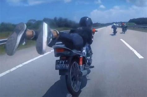 Singapore Bikers Perform Risky Stunts At High Speeds On Malaysian