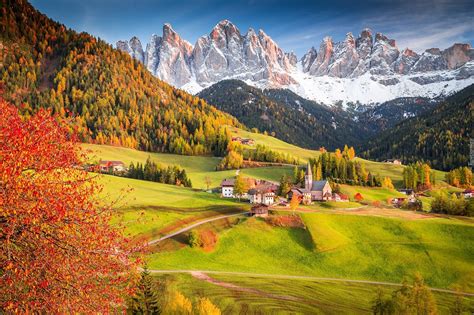 Włochy Dolomity Dolina Val Di Funes Wieś Santa Maddalena Jesień