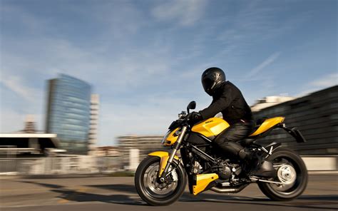 The yellow ducati streetfighter 848 has all it needs to blow your mind from the moment you fire up its engine. Ducati street fighter 848 yellow kép letöltése háttérképként