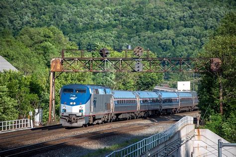 Report Amtrak Bosses Bring In Big Bonuses Despite Lagging Ridership