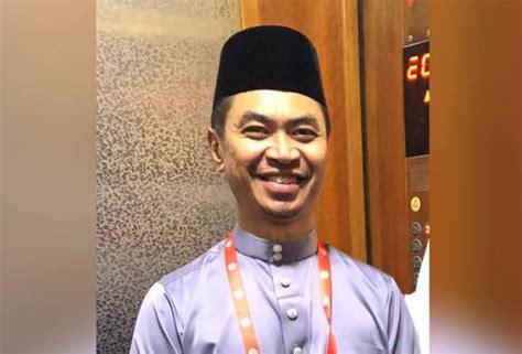 On his first day as p.m. Menantu Ahmad Zahid dipanggil SPRM | Astro Awani