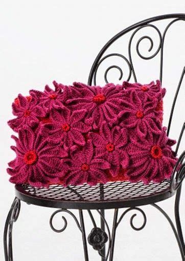 Non solo in camera da letto e nella stanzetta dei bambini, ma anche in soggiorno, dove possono. Petal Pillow Free Crochet Pattern http://sulia.com/channel ...