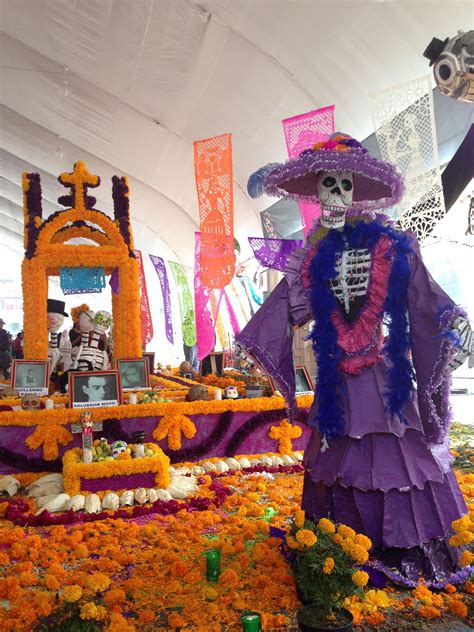 Los adornos que el altar que consta de 7 niveles o escalones representan los 7 niveles que tiene que pasar el alma de un muerto para poder. Ofrenda Día de Muertos en el Zócalo 2013. | Dia de muertos ...