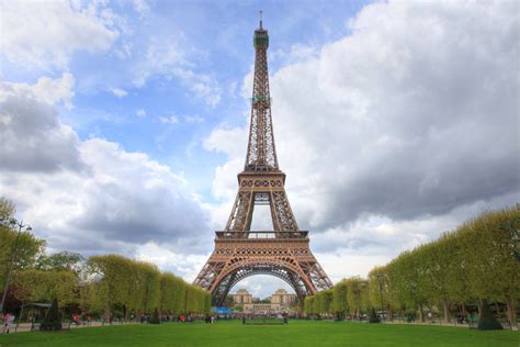 Torre Eiffel E Burj Khalifa Entre Cenários Favoritos Para Selfies