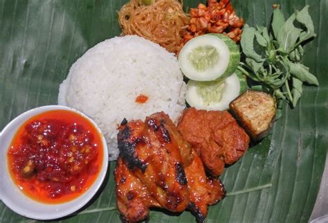 Ayam bakar wong solo is very popular grilled chicken from central java. Ayam Bakar Wong Solo, Tandes, Surabaya - Lengkap: Menu ...