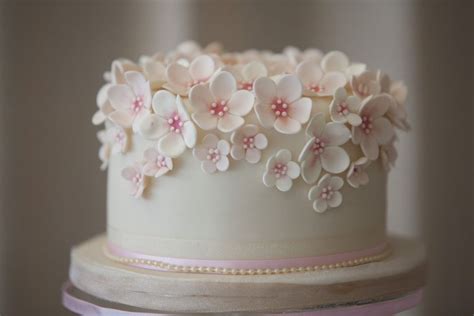 E questa è la torta che ho decorato con questi girasoli. fiori pasta di zucchero - Cerca con Google | Torte con ...