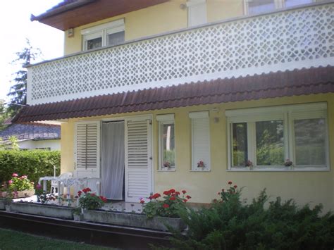 Unter der stadt befindet sich darüber hinaus ein komplexes höhlensystem, in dem wissenschaftler schon vor 200 jahren angenehme luft feststellte, die körper und geist besonders zugute kommen soll. Ferienhaus Balatonfenyves, Plattensee Balaton Somogy ...