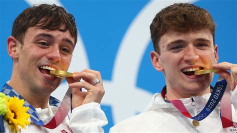 tom daley knits special medal pouch after winning tokyo olympic gold