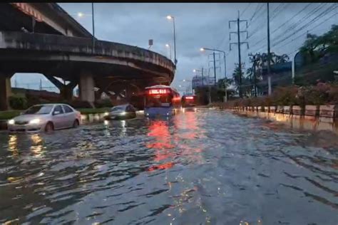 พิษพายุโนรู ฝนถล่มกรุงเทพ ถนนหลายเส้นอัมพาต น้ำท่วมขังหลายจุด สยามรัฐ