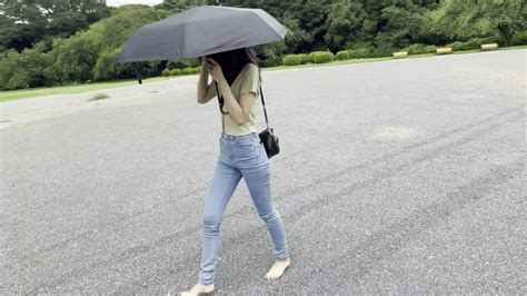 広い公園内を裸足で歩く女性 Japanese girl walks barefoot in a large park part1 YouTube