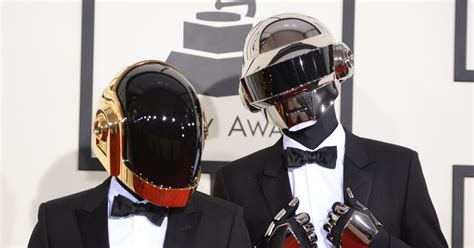12 563 682 · обсуждают: Daft Punk's Faces Unveiled in Sculpture, Sort Of -- Vulture