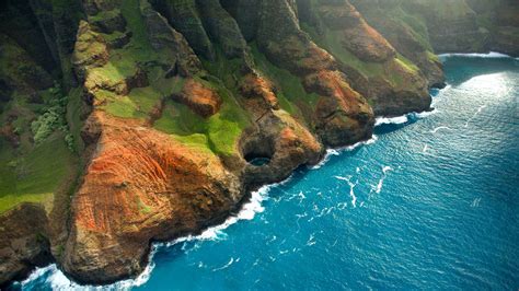 Nā Pali海岸上的bright Eye海蚀洞，夏威夷考艾岛 © Jimkrugergetty Images 必应每日高清壁纸