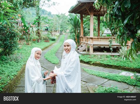 Mother Daughter Hijab Image And Photo Free Trial Bigstock