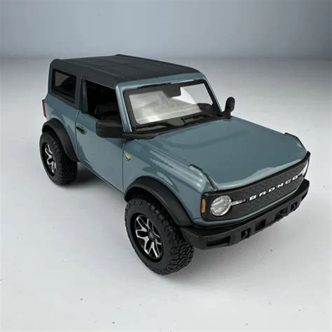 Model Car Scale 124 Maisto Ford Bronco Bad Lands 2021 Diecast Vehicle