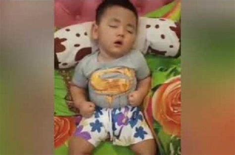 Muslim dianjurkan tidur di siang hari atau disebut tidur qailulah, simak penjelasan waktu yang paling tepat hingga keutamaannya. Viral Bocah Berumur 18 Bulan Sudah Tidur Selama Satu Tahun ...