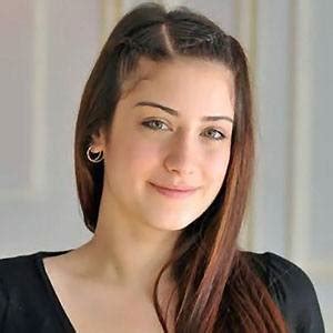 Hazal Kaya Edad Familia Biograf A Famous Birthdays