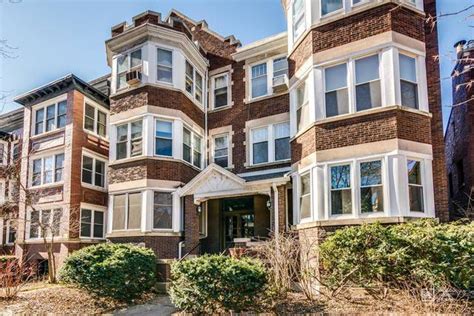 Renting a 3 bedroom apartment offers extra space compared to a 2 bedroom apartment, suited for a family or for sharing it with someone else. Three great three-bedroom apartments renting for $2,000 ...