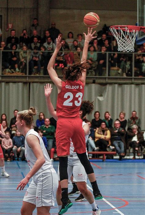 Belgian cat julie vanloo speelt volgend sezoen voor het spaanse zaragoza. Belgian Cat Julie Vanloo speelt galamatch in sporthal ...