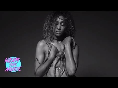 Todos están pendiente a ti pero tú puesta pa' mí. Video y Letra de MIA - Bad Bunny