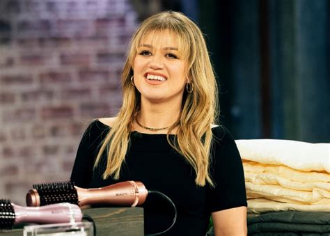 Kelly Clarkson Debuts Bangs And Fans Love Her New Look
