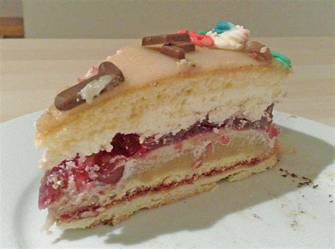 Die eigelbe mit dem zucker cremig schlagen. Marzipan - Kirsch - Torte von Rike2 | Chefkoch.de