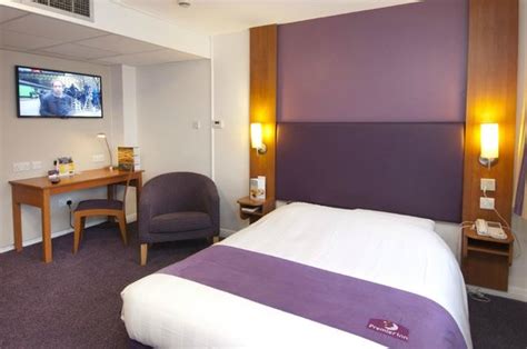 The road has heavy traffic at all hours and is surrounded by large office buildings and other hotels. PREMIER INN LONDON EUSTON HOTEL - Reviews, Photos & Price ...