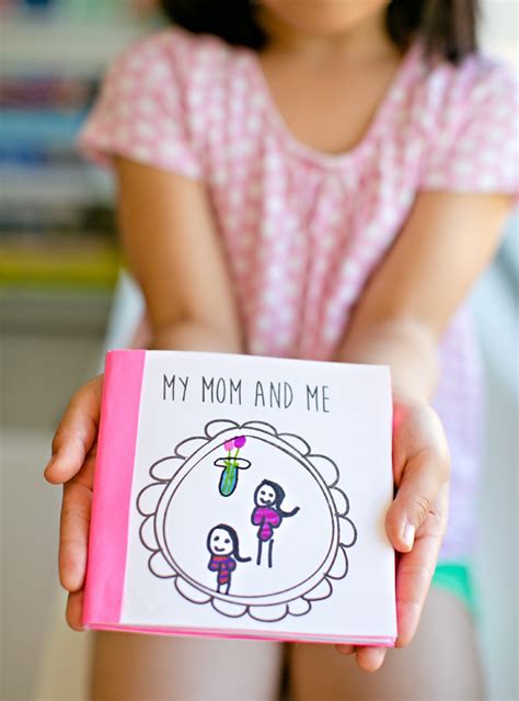 With easy crafts like bath bombs, homemade chocolate truffles, and free printable artwork, our homemade mother's day gift ideas will please any mom or we even have some adorable handmade mother's day gift ideas for kids! Homemade Mother's Day Gifts from Kids - The Crazy Craft Lady