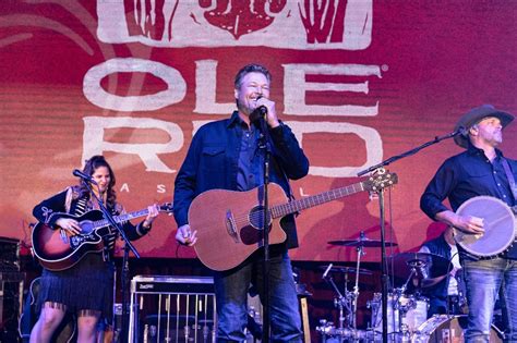 Blake Shelton Sends Fans Into A Frenzy With His Latest Social Media Update Viraljudge