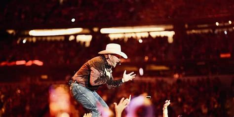 Concert Review Garth Brooks Plays For Real At Atandt Stadium In