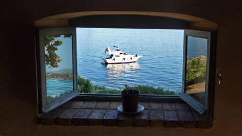 Sie kaufte die stoffe, wusch und bügelte sie und kam mit allen sachen zu mir nach hause. Blick durchs Fenster auf das Ionische Meer Foto & Bild ...