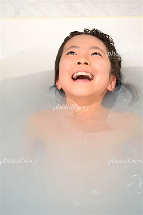 お風呂に入る女の子 写真素材 5098409 フォトライブラリー Photolibrary Free Download Nude