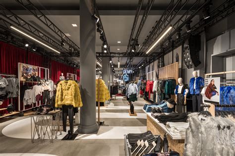 Bershka opens first brick-and-mortar store in USA - News : Retail (#881611)