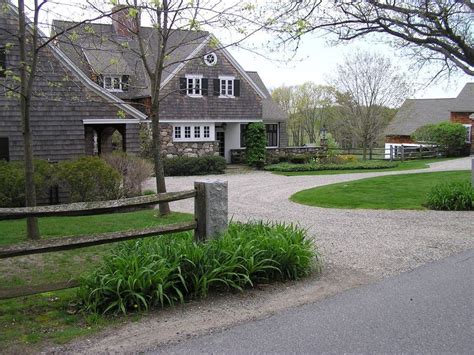 Cottage Style Gravel Driveway In 2021 Farmhouse Landscaping Lake