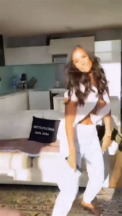 Η Μάγια Τζάμα αναβοσβήνει τα γυμνά της βυζιά 5 Φωτογραφίες βίντεο