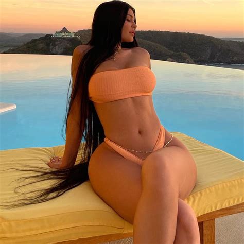Kylie Jenner Flaunts Her Figure In Tiny Bikini During Dreamy Mexico