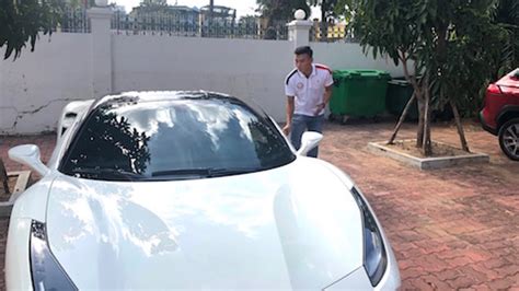 Dũng gôn lại trở thành tâm điểm của sự chú ý khi lái chiếc siêu xe mclaren 720s spider nữ mc vtv đi siêu thị cùng thủ môn bùi tiến dũng bất ngờ đăng ảnh. Thủ môn Bùi Tiến Dũng khiến thiên hạ choáng ngợp với siêu xe
