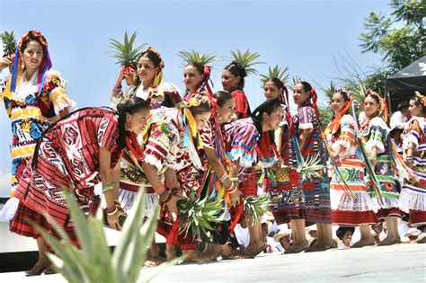 Flor De Piña Un Baile Folclórico Del Estado De Oaxaca México Hola Carolina
