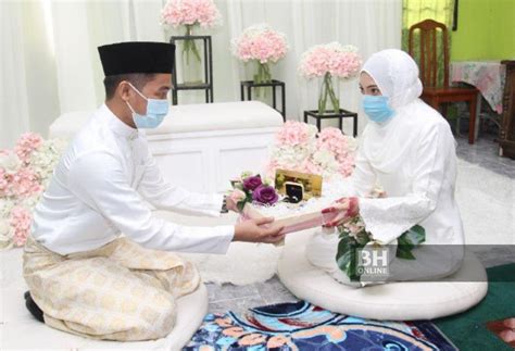 Dilihat dari dua di antara enam foto yang viral, tak ada yang aneh dari pernikahan mereka. Tetap nikah musim PKP | Nasional | Berita Harian