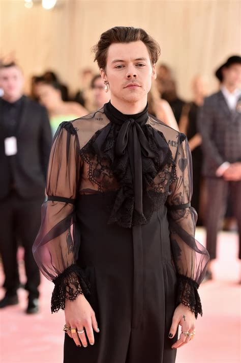 Harry styles is almost a bigger nail art fan than us, and we are so here for harry's daring ensemble was met with hordes of praise from fans, with many thrilled to see the pop star pushing boundaries. Harry Styles at the 2019 Met Gala | POPSUGAR Celebrity Photo 6