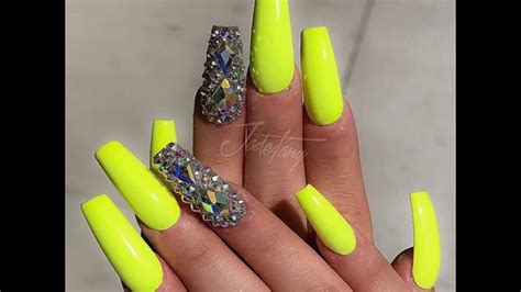 Everyday my customers bring me different feeling to create their nails!!! Hermosos diseños primaverales en uñas acrilicas tendencia ...