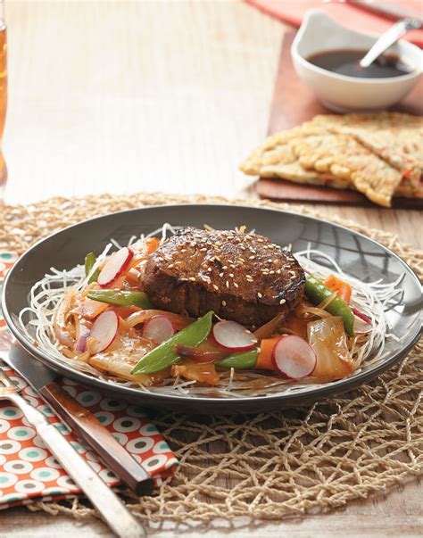Asian beef ramen noodles made with caramelised ground beef, a tangle of noodles and a secret 4 ingredient asian sauce, finished with sesame seeds! Korean Beef & Noodle Stir-Fry Recipe